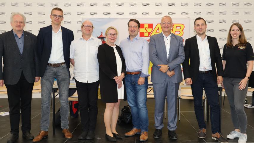 Der neue Landesvorstand des ASB Schleswig-Holstein. Von links: Prof. Dr. Karl-Friedrich Klotz, Thorsten Meyer, Torsten Gronau-Nielsen (alle Beisitzer), Marion Gaudlitz und Frank Ziegler (beide stellvertretende Vorsitzende), Thomas Elvers (Vorsitzender), Julian Wagner (Beisitzer) und Landesjugendleiterin Sherin Bohnhoff. Es fehlt Friederike Baden.