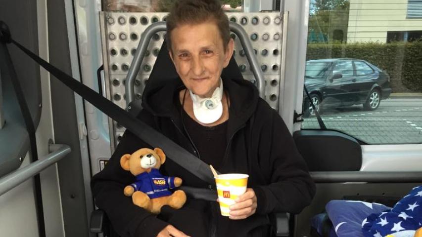 Gabriela im Wünschewagen mit Fastfood